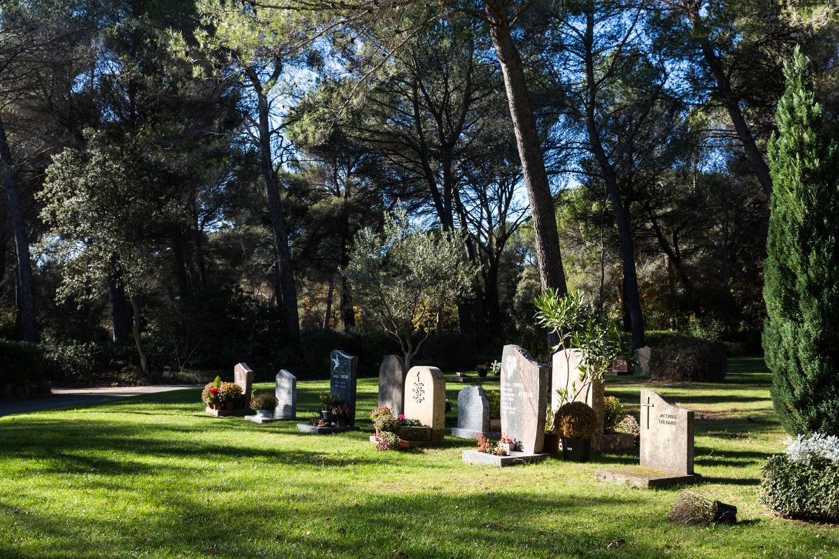 Pompes Funèbres Crematio Obsèques au crématorium Aix-en-Provence dépose de l'urne cimetière du Grand Saint-Jean