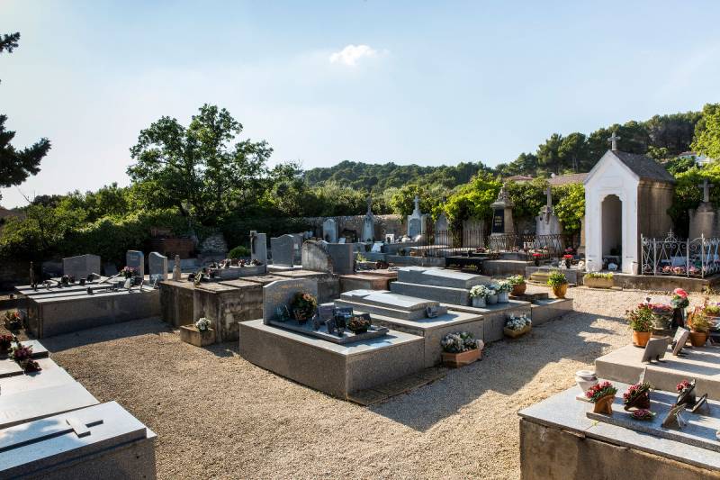 Pompes Funèbres Crematio Obsèques au crématorium Aix-en-Provence dépose de l'urne cimetière de Coutheron