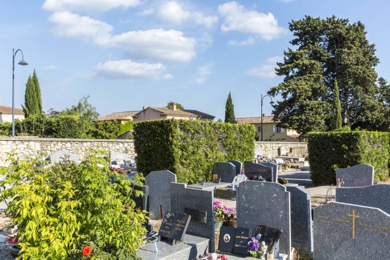 Pompes Funèbres Crematio Obsèques au crématorium Aix-en-Provence dépose de l'urne cimetière de Puyricard Village