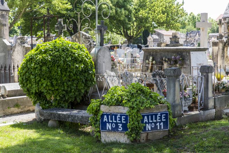 Pompes Funèbres Crematio Obsèques au crématorium Aix-en-Provence dépose de l'urne cimetière Saint-Pierre Aix-en-Provence