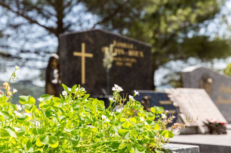 Pompes Funèbres Crematio Obsèques au crématorium Aix-en-Provence inhumation d'urne dans un caveau